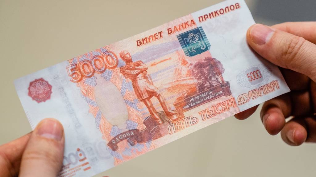 Житель алтайского района пытался зачислить на счет сувенирные купюры Фото №1