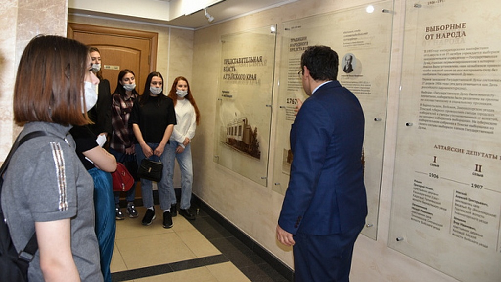 В краевом Заксобрании возобновили традицию проведения парламентских уроков Фото №2
