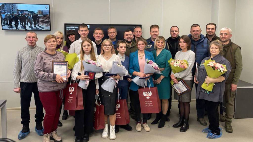 Детям-героям из ДНР вручили награды «За проявленное мужество» Фото №1