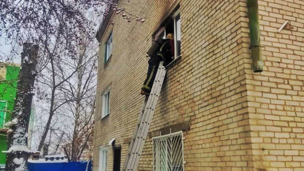 Барнаульские пожарные спасли людей из горящего дома Фото №1