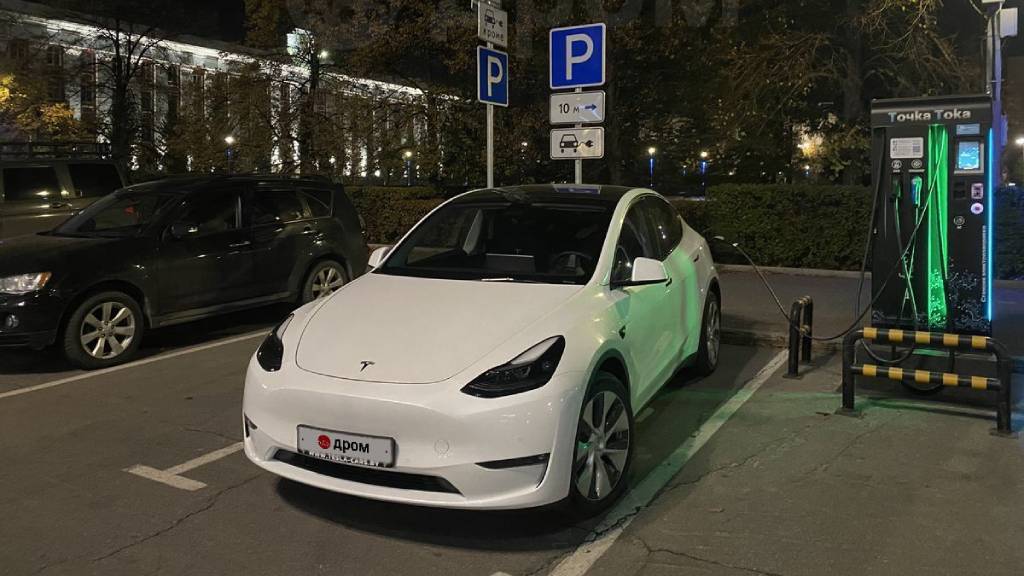 В Барнауле продают электромобиль марки Tesla Фото №1