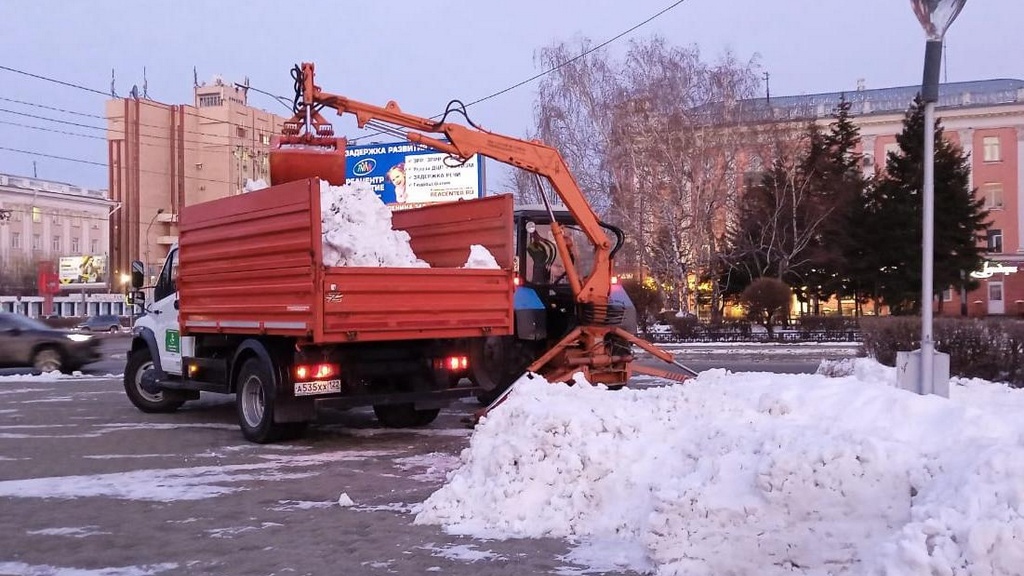Утром 14 ноября на улицы Барнаула выехали 77 единиц дорожной техники Фото №1