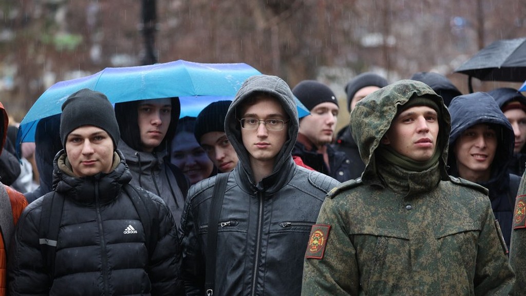 В Барнауле прошли патриотические акции «Своих не бросаем» Фото №4