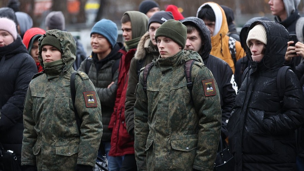 В Барнауле прошли патриотические акции «Своих не бросаем» Фото №5