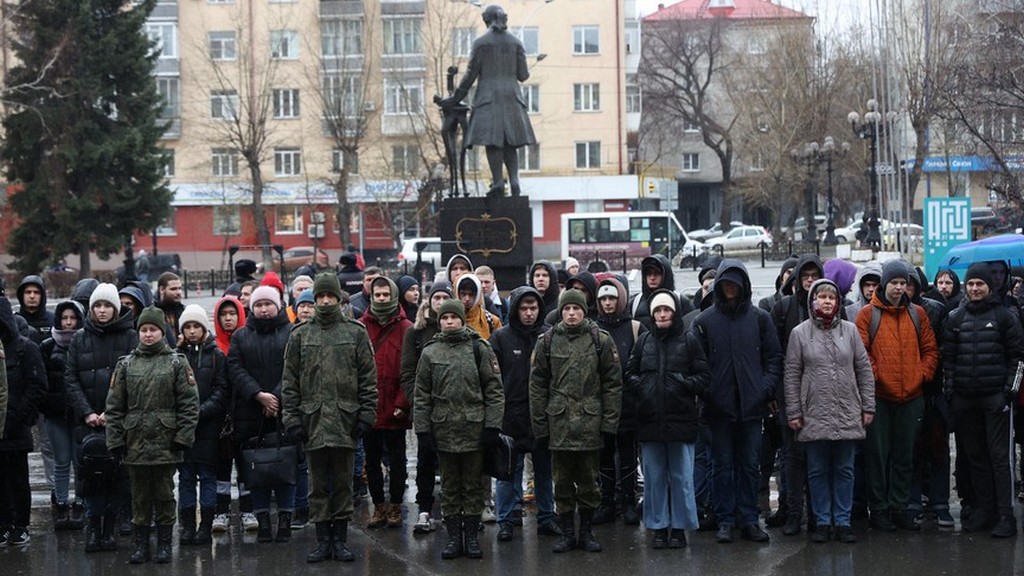 В Барнауле прошли патриотические акции «Своих не бросаем» Фото №6