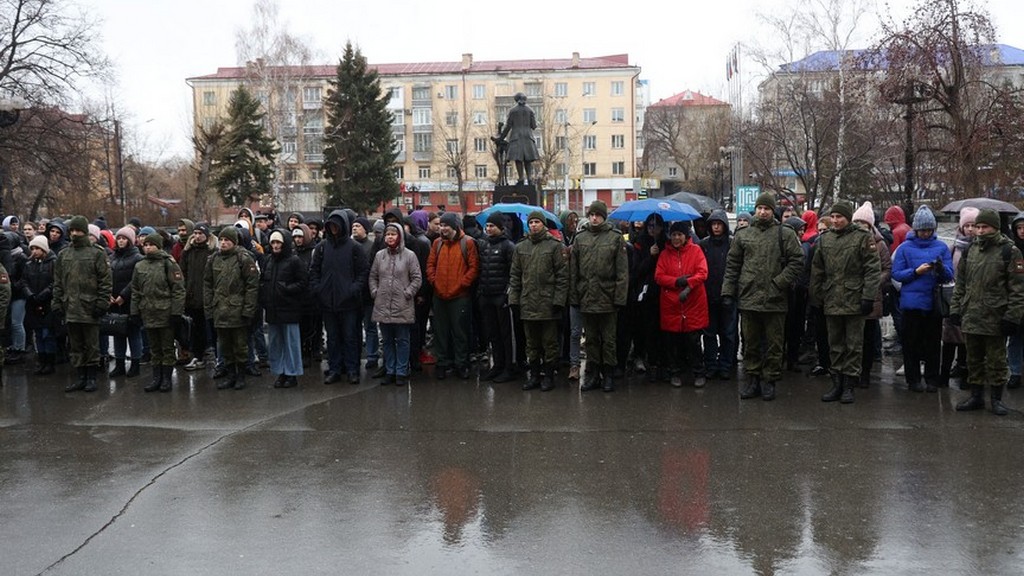 В Барнауле прошли патриотические акции «Своих не бросаем» Фото №12