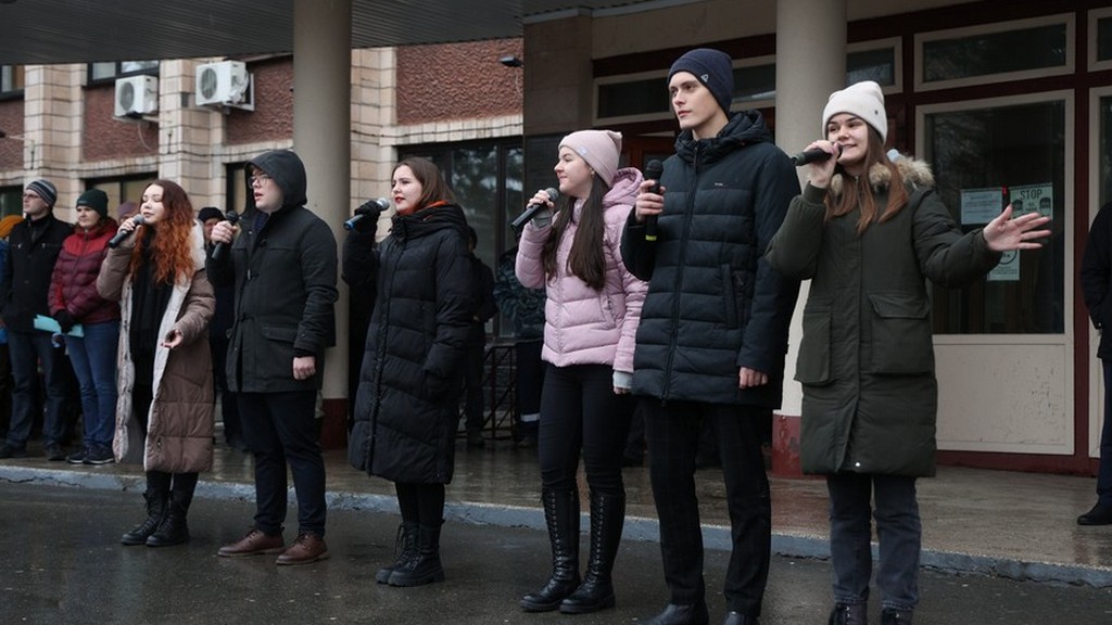В Барнауле прошли патриотические акции «Своих не бросаем» Фото №14