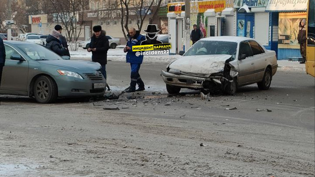 На улице Новосибирской в Барнауле столкнулись две легковушки Фото №2