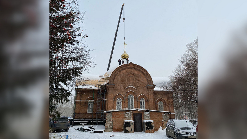 На храм в барнаульском парке «Изумрудный» установили крест Фото №1