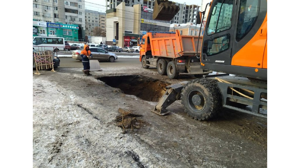 В Барнауле устранили коммунальную аварию в центре города Фото №1