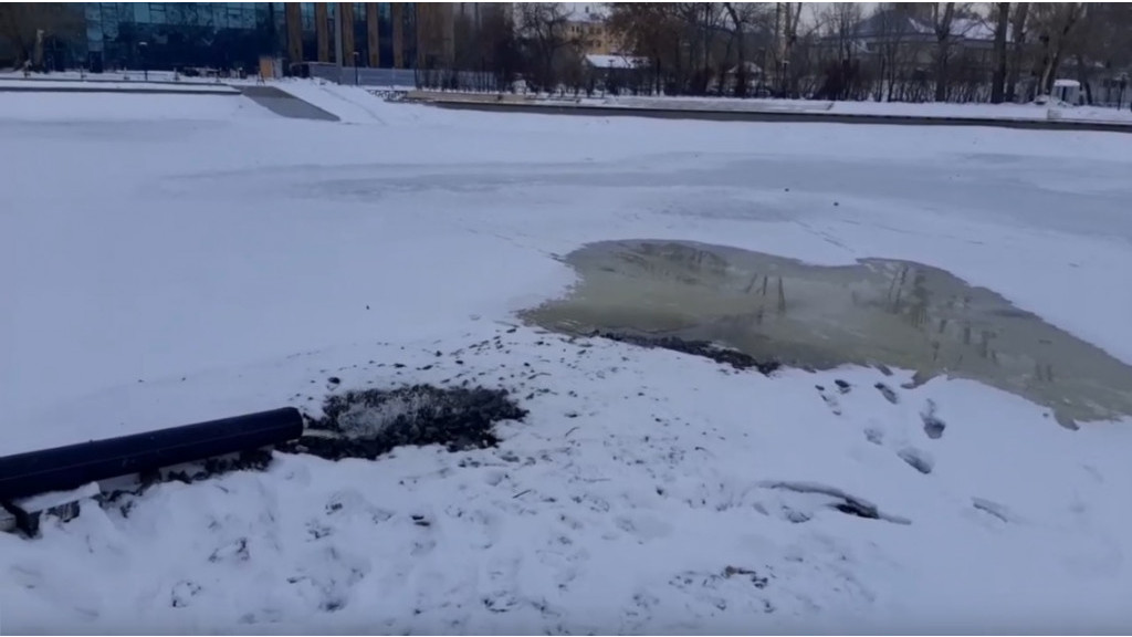 В барнаульском парке «Изумрудный» наполняют пруд Фото №1