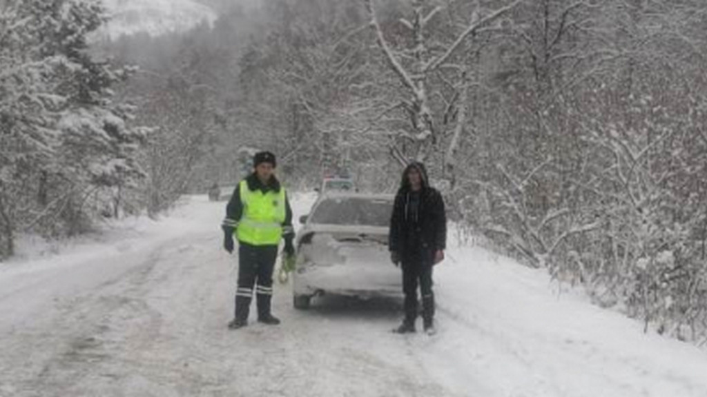 Сотрудники ГИБДД вытащили автомобиль, который застрял в снегу Фото №1
