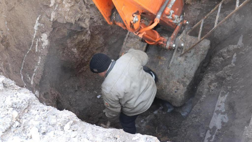 В Барнауле на пересечении Космонавтов – Глушкова прорвало водопровод Фото №1