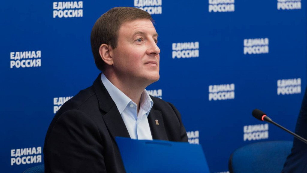 «Единая Россия» установит в ПВР для беженцев с Донбасса новогодние ёлки и поздравит военнослужащих на передовой Фото №1
