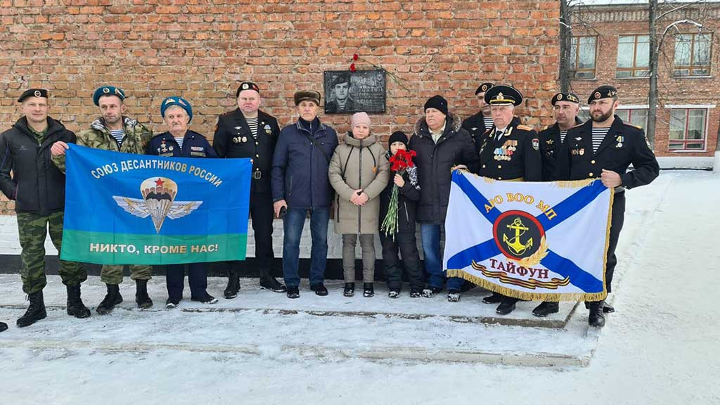 В Новоалтайске открыли мемориальную доску в честь земляка, погибшего при исполнении воинского долга Фото №1