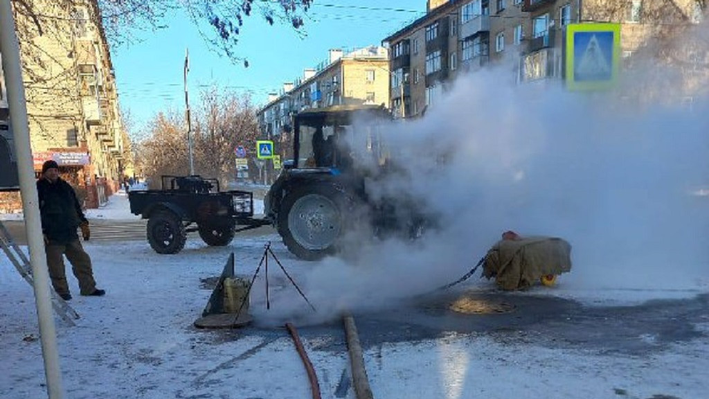 В Барнауле четыре дома остались без тепла из-за коммунальной аварии Фото №1