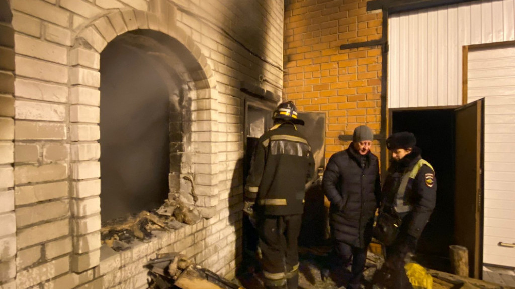 В Барнауле при пожаре в частном секторе погибли три человека, среди которых был ребенок Фото №4