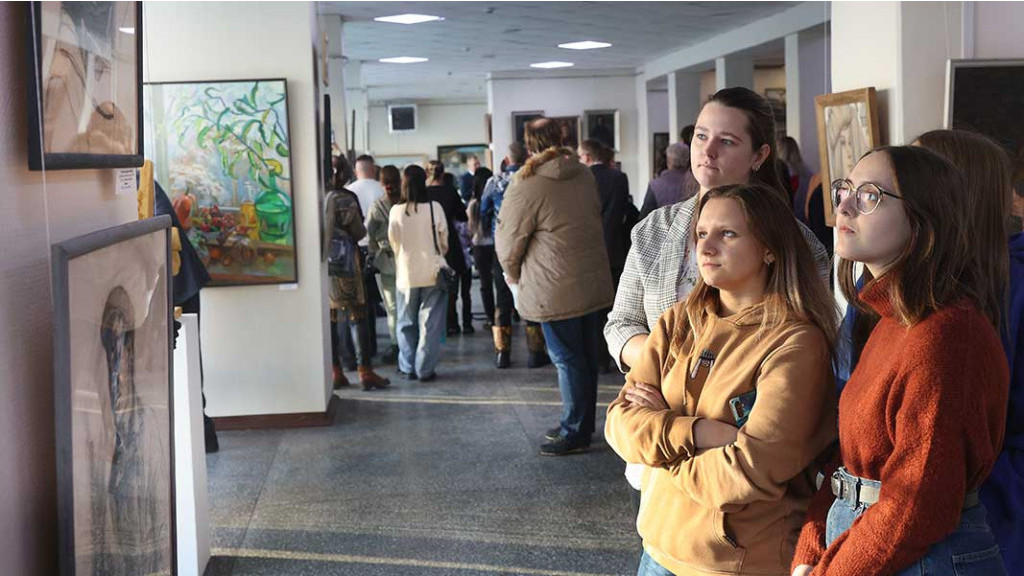 В Барнауле работает выставка «СССР в зеркале искусства» Фото №3