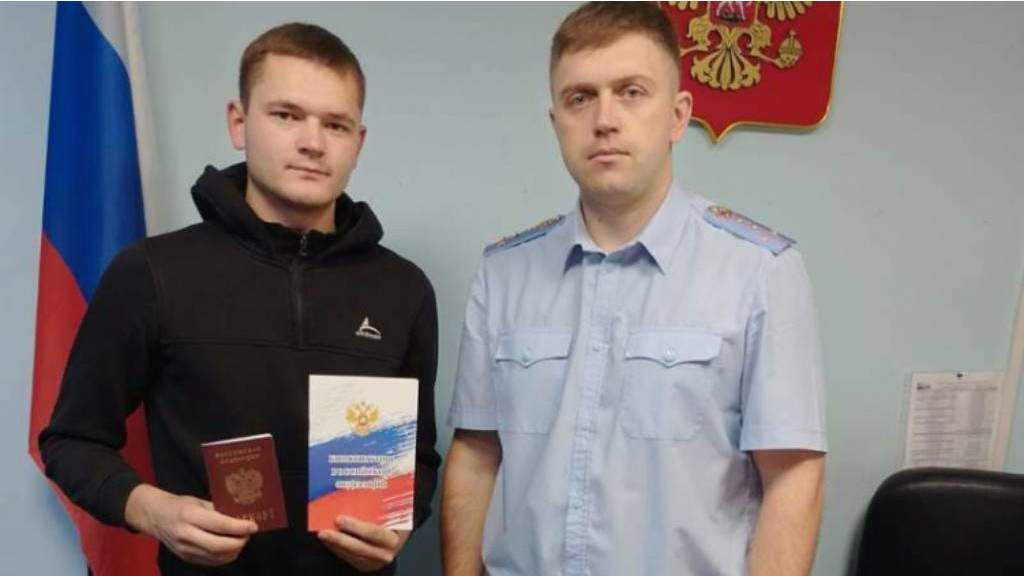 В Алтайском крае вручили паспорта граждан РФ беженцам из ДНР и Запорожской области Фото №1