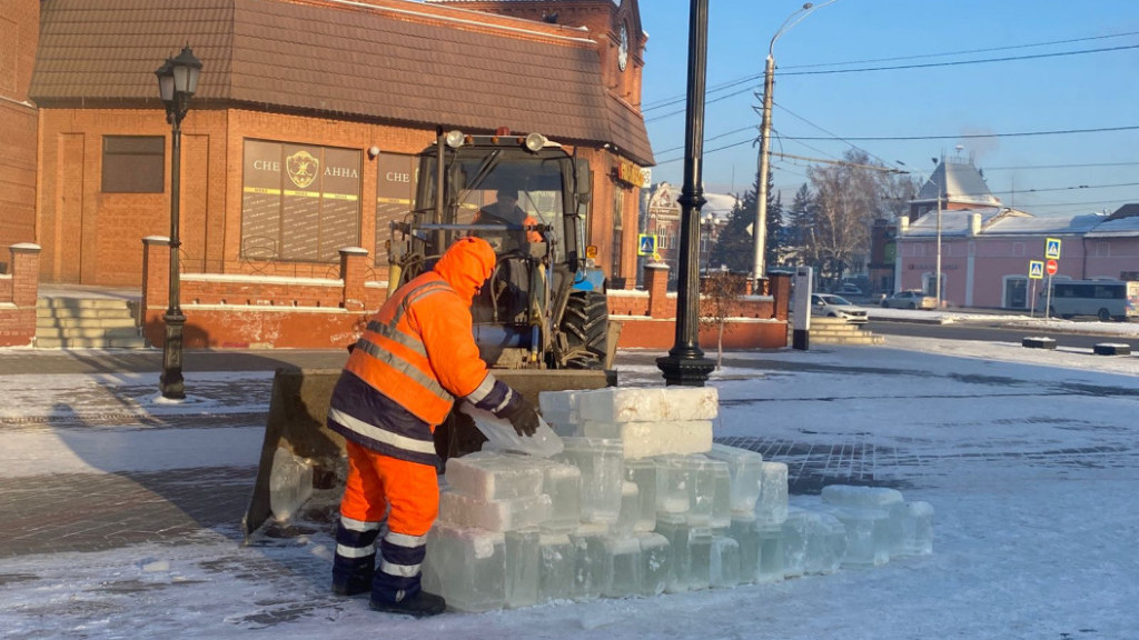 На барнаульский Арбат привезли лед для строительства новогоднего городка Фото №3