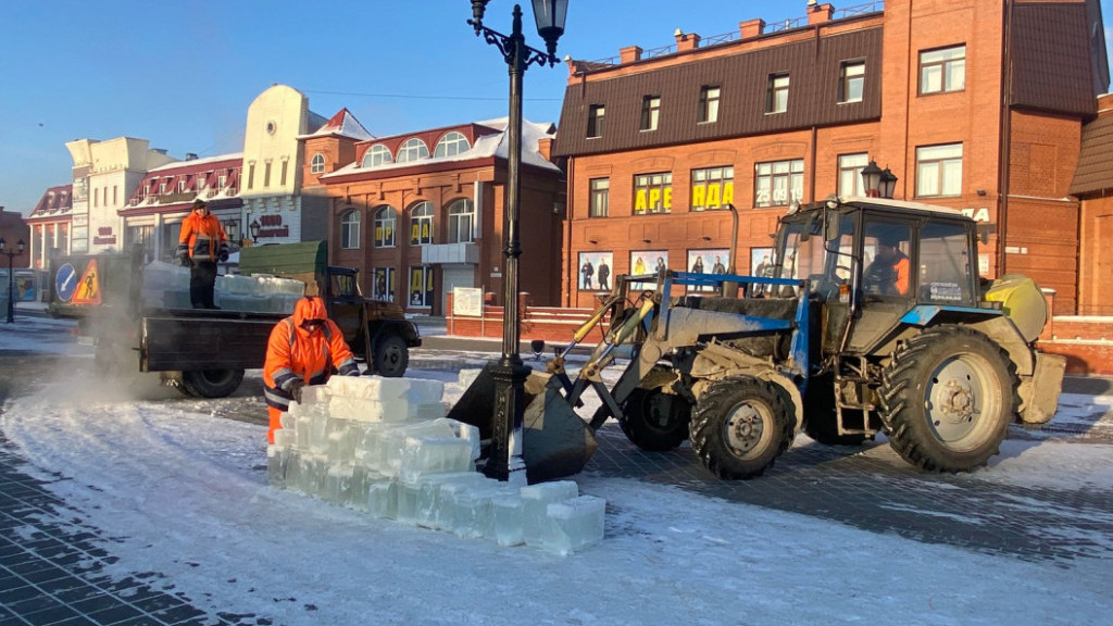 На барнаульский Арбат привезли лед для строительства новогоднего городка Фото №2