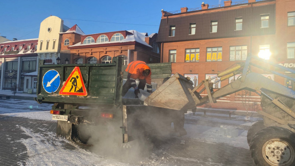 На барнаульский Арбат привезли лед для строительства новогоднего городка Фото №1