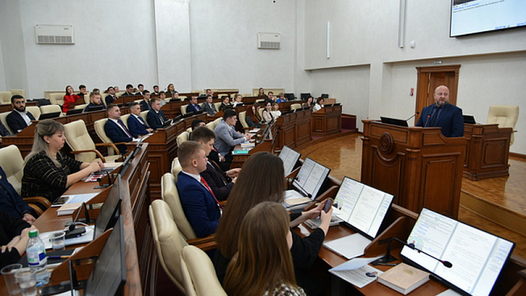 Началась торжественная сессия Молодежного Парламента Алтайского края, посвященная его 20-летию Фото №4