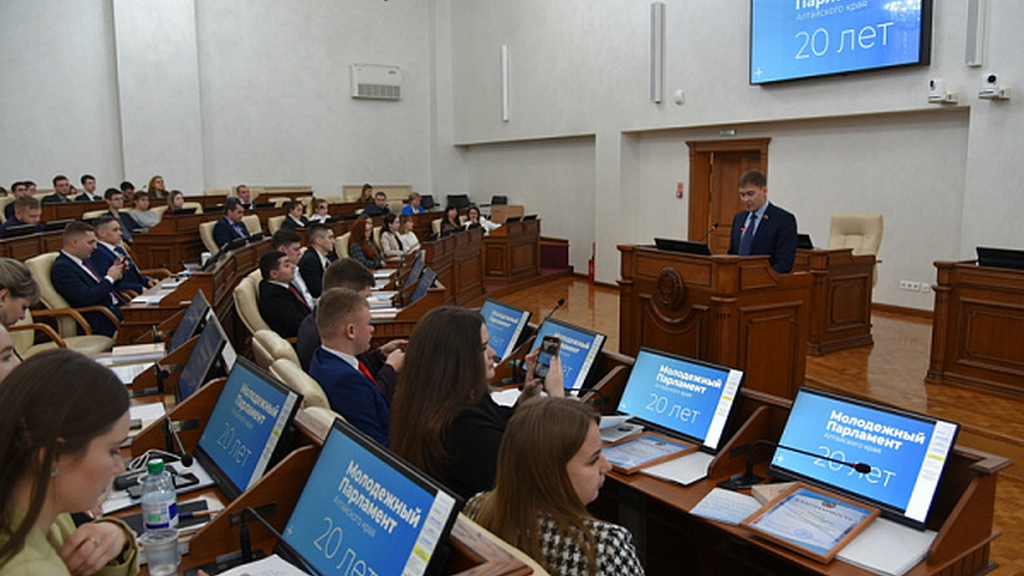 Началась торжественная сессия Молодежного Парламента Алтайского края, посвященная его 20-летию Фото №3