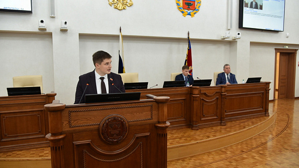 Началась торжественная сессия Молодежного Парламента Алтайского края, посвященная его 20-летию Фото №1