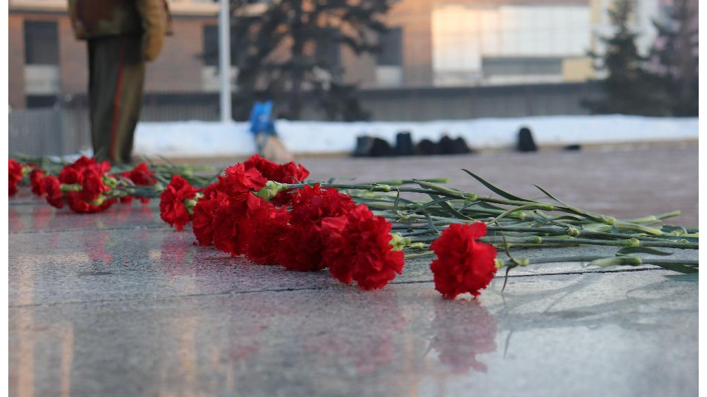 В Барнауле возложили цветы к Мемориалу Славы в День неизвестного солдата Фото №1