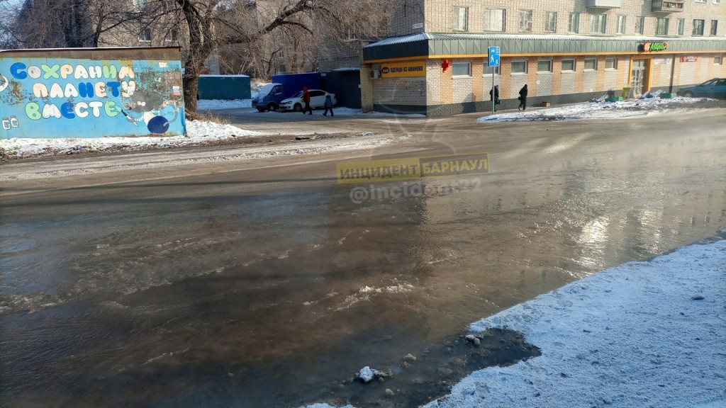 Улицу Барнаула затопило водой Фото №1