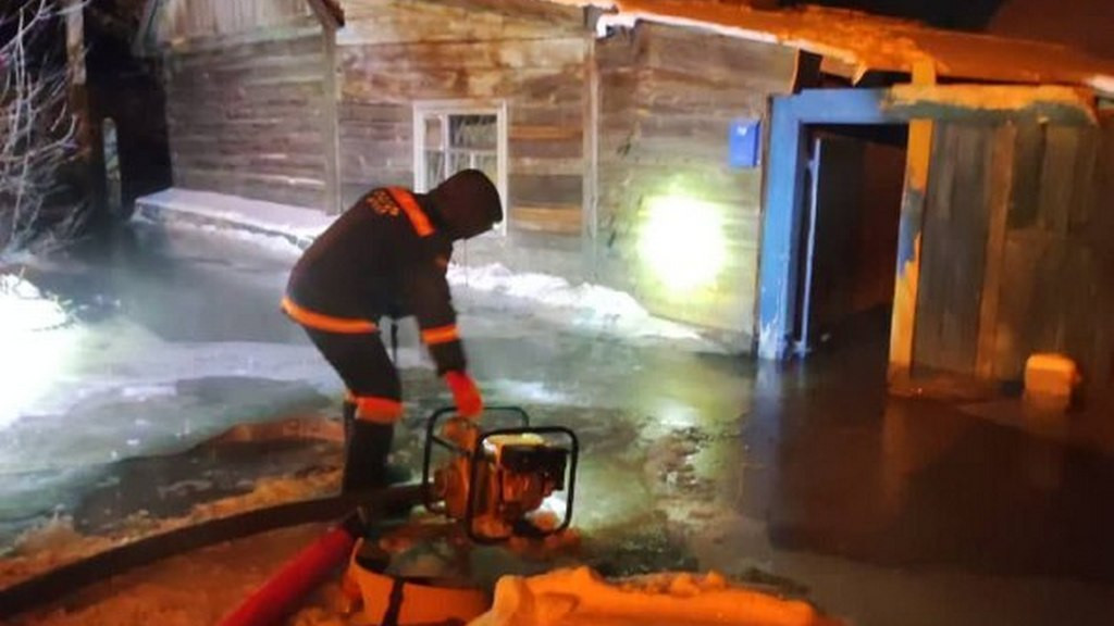 В Барнауле часть жителей остаются без воды из-за коммунальной аварии Фото №2