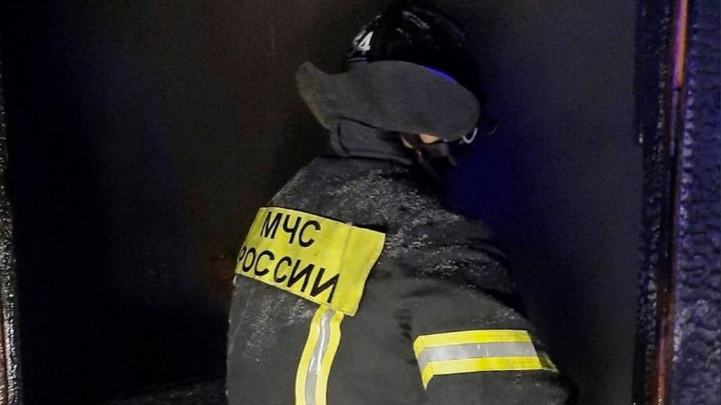 В Камне-на-Оби на пожаре спасли мать с двумя детьми Фото №1