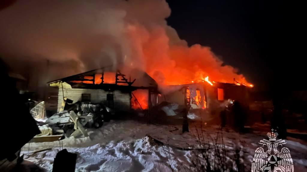 В Барнаульском поселке Лесном полностью сгорел частный дом Фото №1