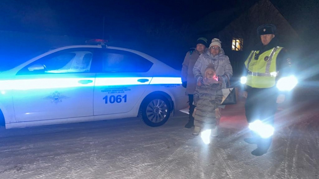 Алтайские полицейские помогли двум автолюбителям, которые застряли на трассе Фото №2