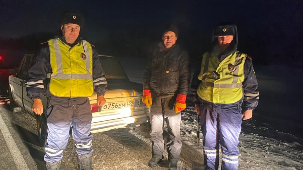 Алтайские полицейские помогли двум автолюбителям, которые застряли на трассе Фото №1