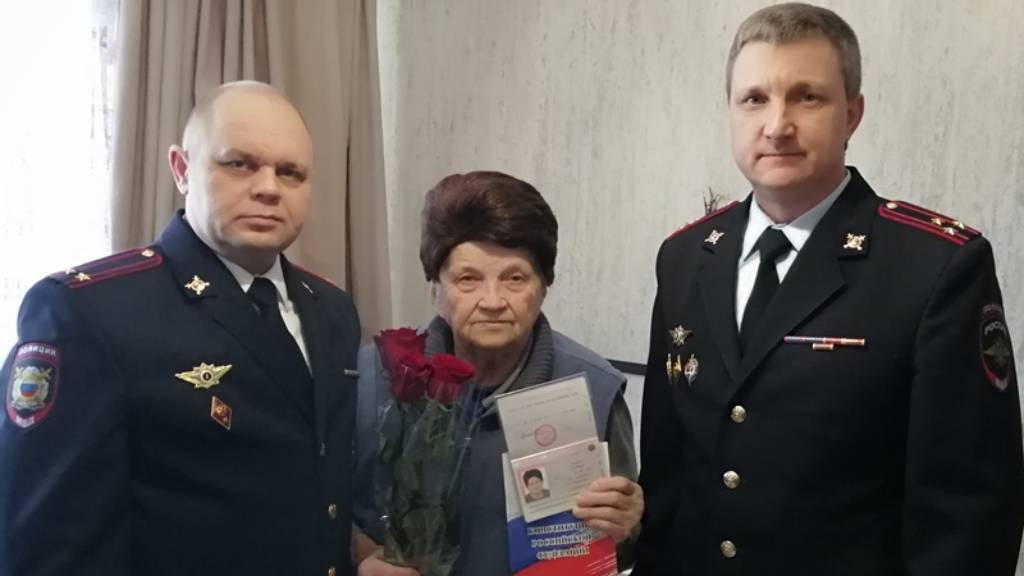 В Барнауле вручили паспорт гражданина РФ пенсионерке из ДНР Фото №1