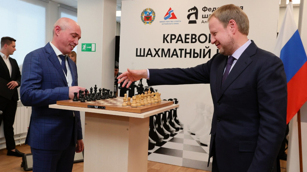 Губернатор Виктор Томенко принял участие в открытии шахматного клуба в Барнауле Фото №1