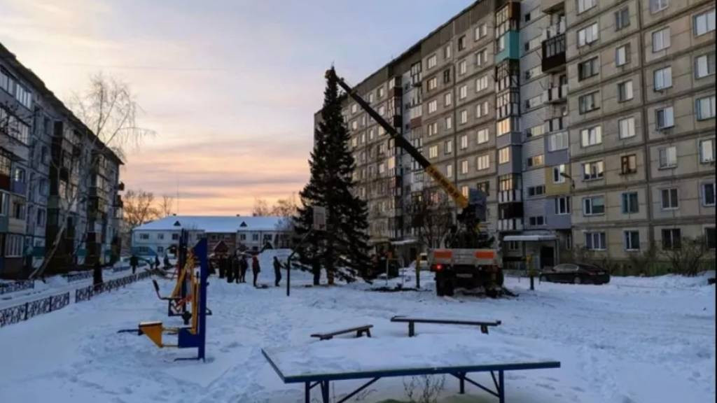 Елка на детской площадке. Фото: «Бийск. Субъективно»