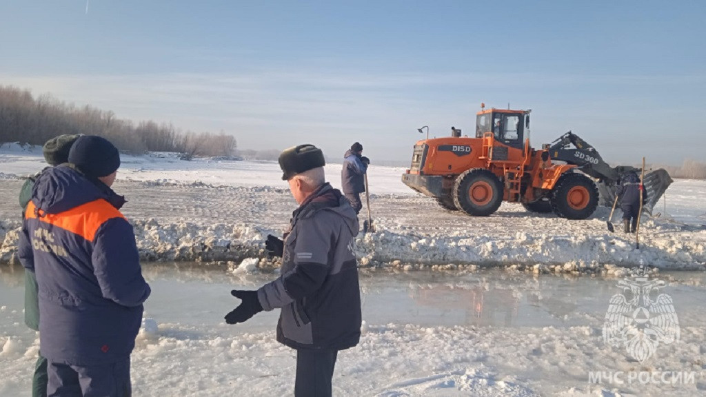В Алтайском крае в ходе акции «Безопасный лед» беседовали с рыбаками и ставили аншлаги на реках Фото №1