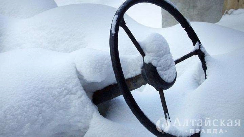 На алтайской трассе после массового ДТП два автомобиля улетели в кювет Фото №1