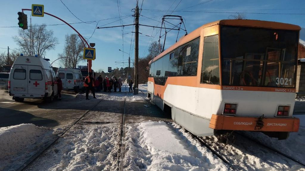 Стали известны подробности ДТП в Барнауле, в котором столкнулись автобус и трамвай Фото №1
