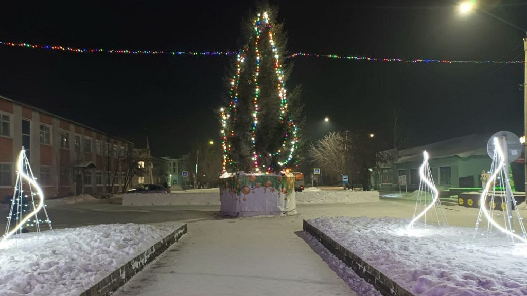 В Камне-на-Оби рухнула городская ёлка Фото №2
