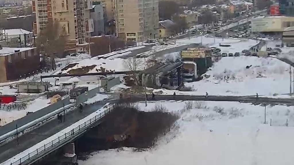 Жители Барнаула жалуются на нерасчищенный участок дороги, опасный для пешеходов Фото №1