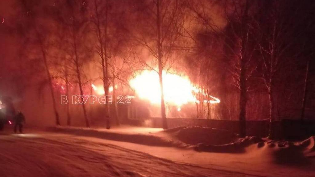 Алтайские пожарные потушили крупное возгорание в здании одного из предприятий Фото №1