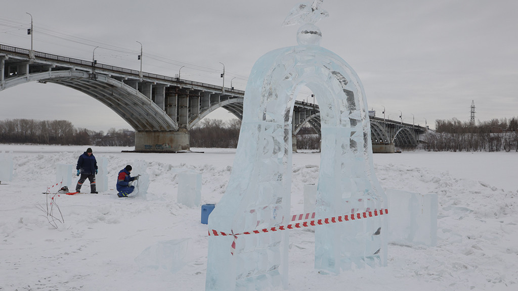 Как известные бийские резчики по льду возвели на Бии Крещенский городок Фото №3