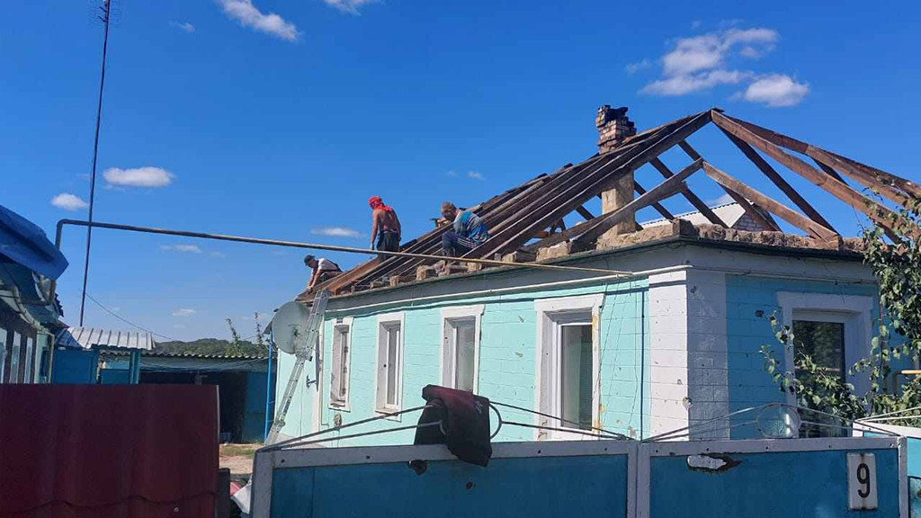 Алтайский край в рамках шефства над Славяносербским районом ЛНР восстанавливает и ремонтирует жилые дома Фото №1