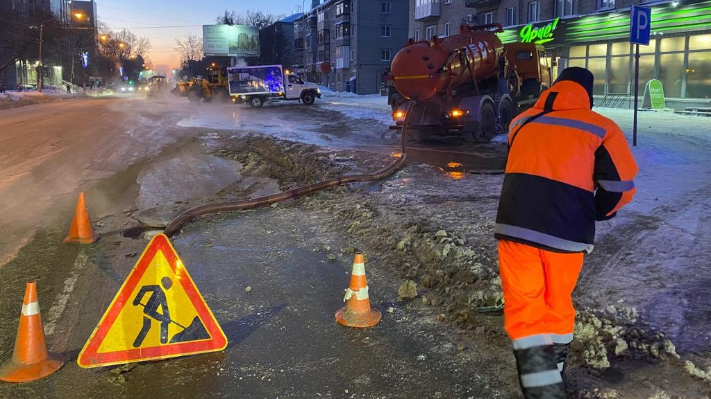 В центре Барнаула из-за аварии на водопроводе затопило проезжую часть Фото №1