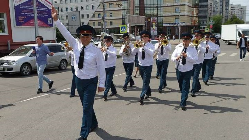 В Барнауле военный оркестр Росгвардии поздравил с 96-летием ветерана Великой Отечественной войны Фото №1