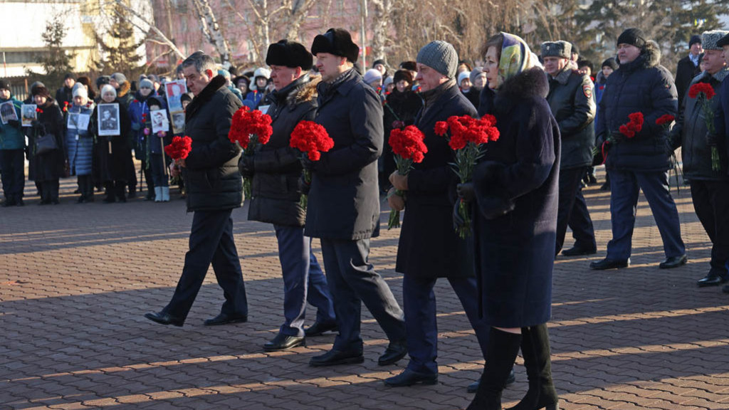 Виктор Томенко возложил цветы к Мемориалу Славы в честь юбилея победы в Сталинградской битве Фото №1